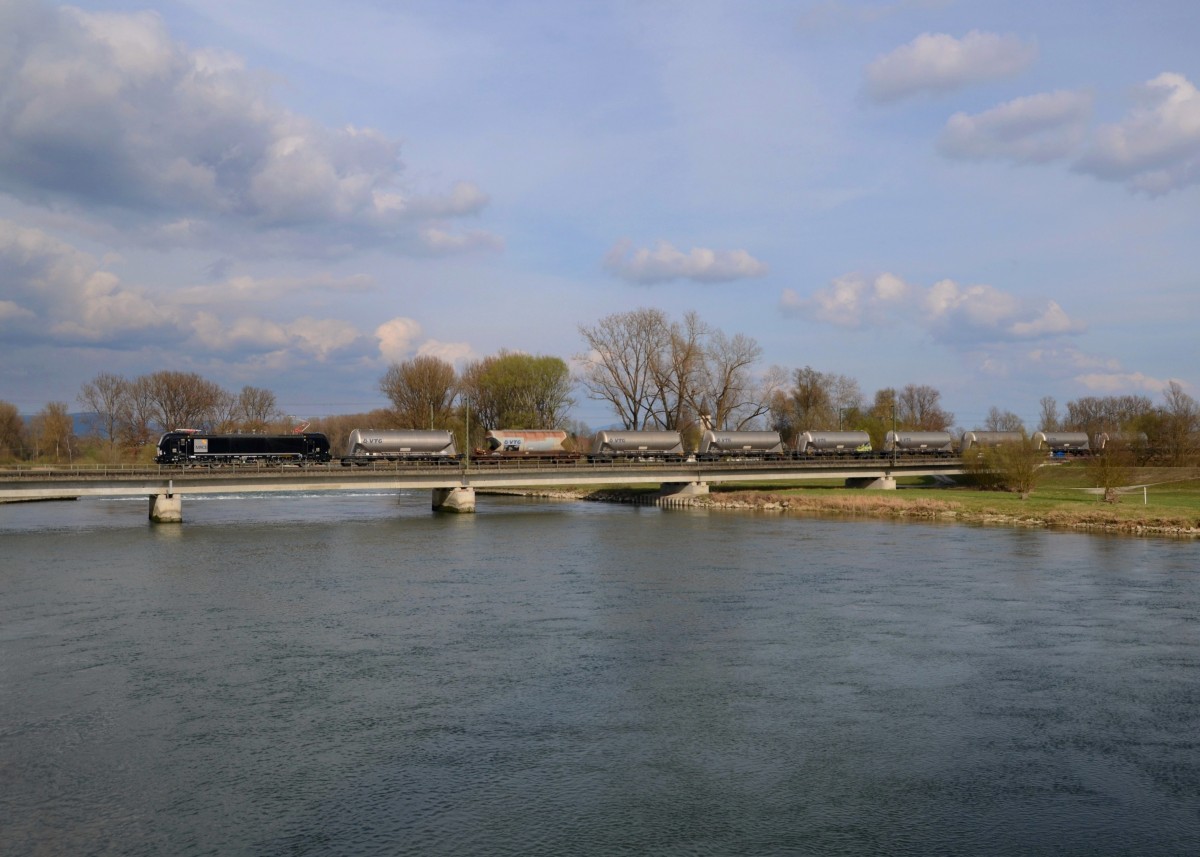 193 854 mit einem Silozug am 26.03.2014 auf der Isarbrücke bei Plattling.