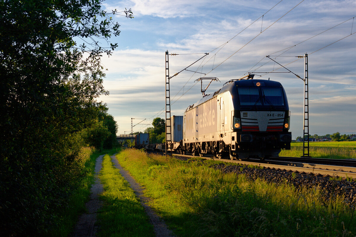 193 854 MRCE/Boxxpress mit einem Containerzug bei Postbauer-Heng Richtung Regensburg, 18.06.2020