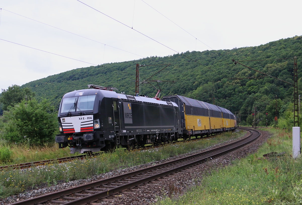 193 856-2 mit geschlossenen ARS-Autotransportwagen in Fahrtrichtung Süden. Aufgenommen am 10.07.2014 in Wernfeld.