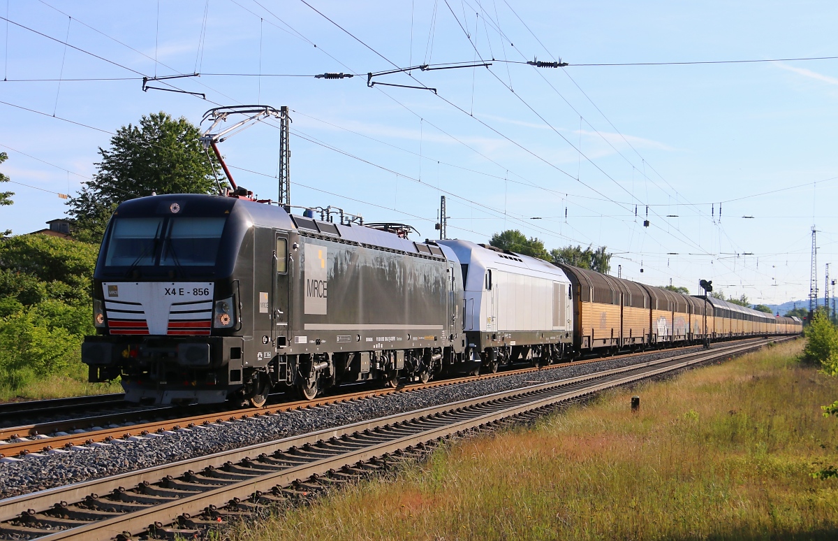 193 856-2 mit der Wagenlok 223 157-9 und geschlossenen ARS-Autotransportwagen in Fahrtrichtung Süden. Aufgenommen am 07.06.2014 in Eichenberg.