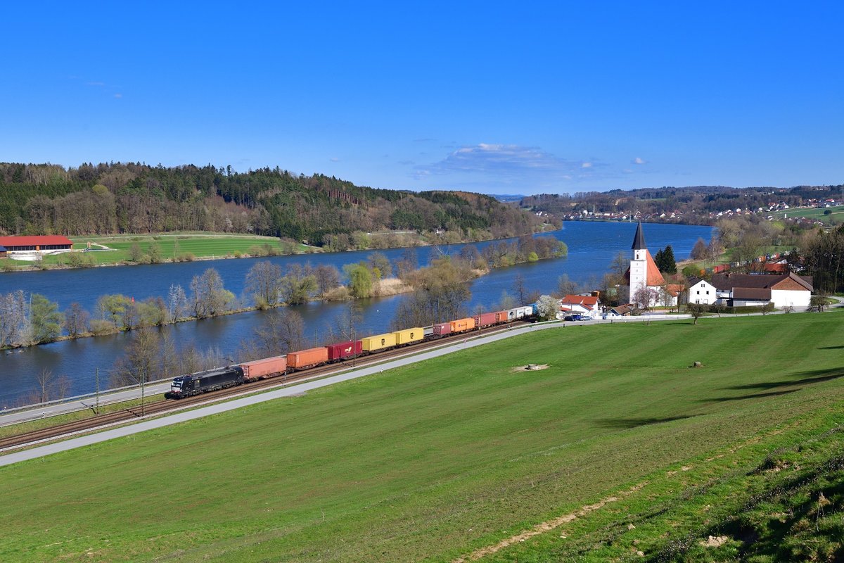 193 856 mit einem Containerzug am 06.04.2019 bei Hausbach.