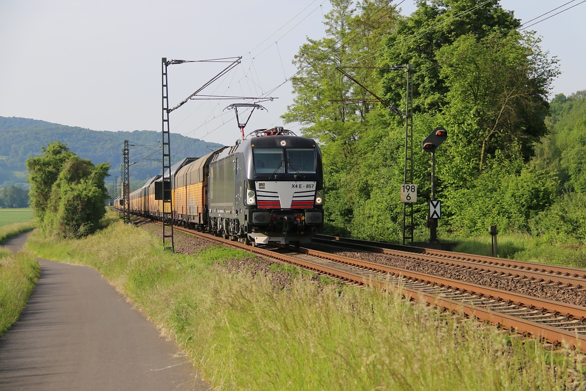 193 857 mit geschlossenen ARS-Autotransportwagen in Fahrtrichtung Norden. Aufgenommen am 22.05.2014 zwischen Eschwege West und Wehretal-Reichensachsen.