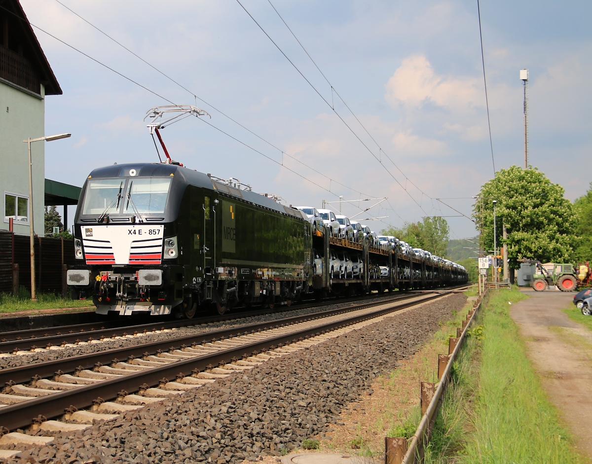 193 857 (X4 E-857) mit offenen ARS-Autotransportzug in Fahrtrichtung Süden. Aufgenommen am 30.04.2014 in Ludwigsau-Friedlos.