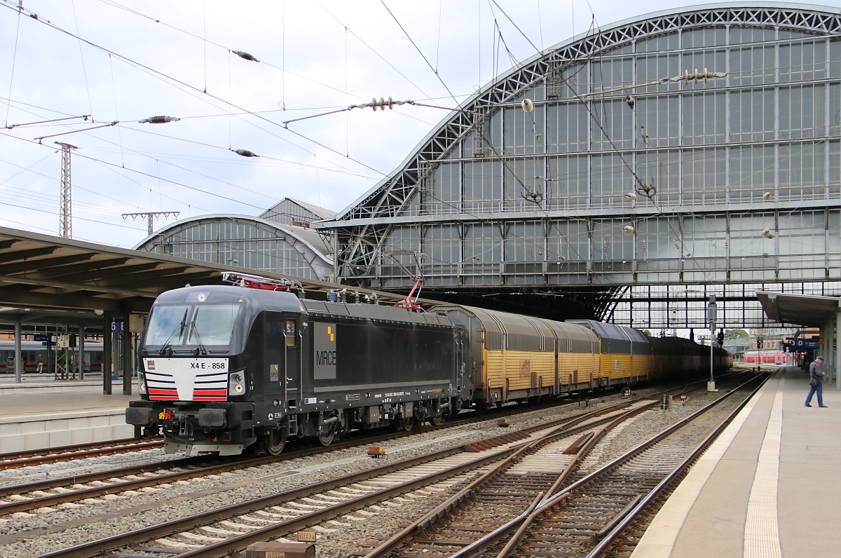 193 858-8 zieht einen ARS-Autotransportzug in Richtung Norden. Aufgenommen am 19.06.2014 in Bremen Hauptbahnhof.