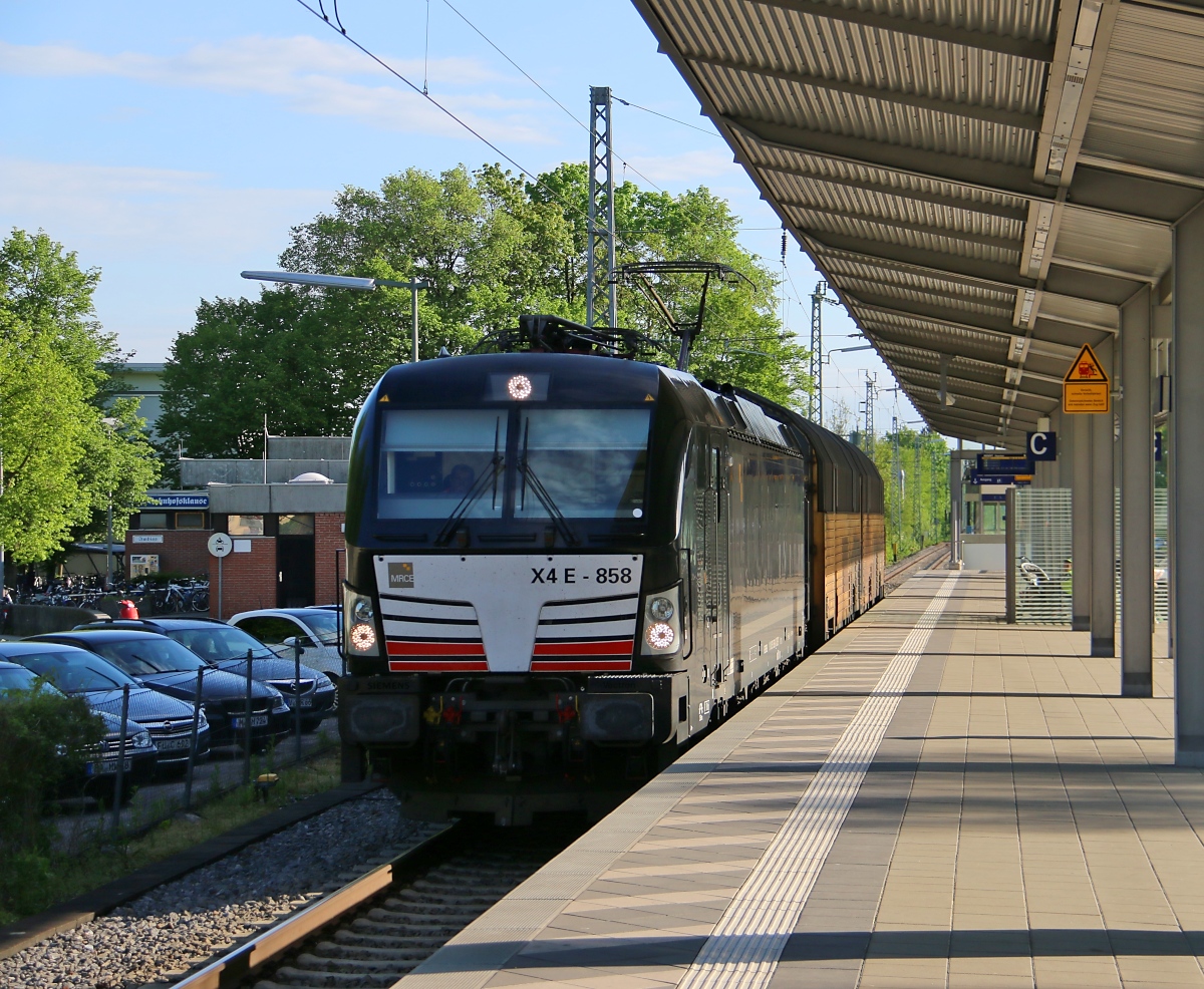 193 858 mit einer mega Leistung von zwei ARS-Autotransportwagen bei der Durchfahrt durch Oberschleißheim. Aufgenommen am 07.05.2015.