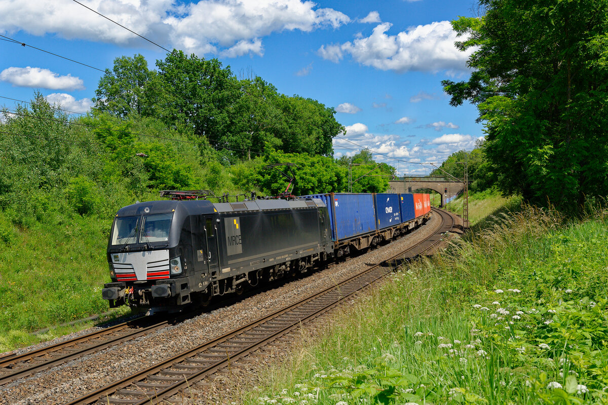193 858 MRCE/Boxxpress mit einem Containerzug bei Postbauer-Heng Richtung Nürnberg, 26.06.2020