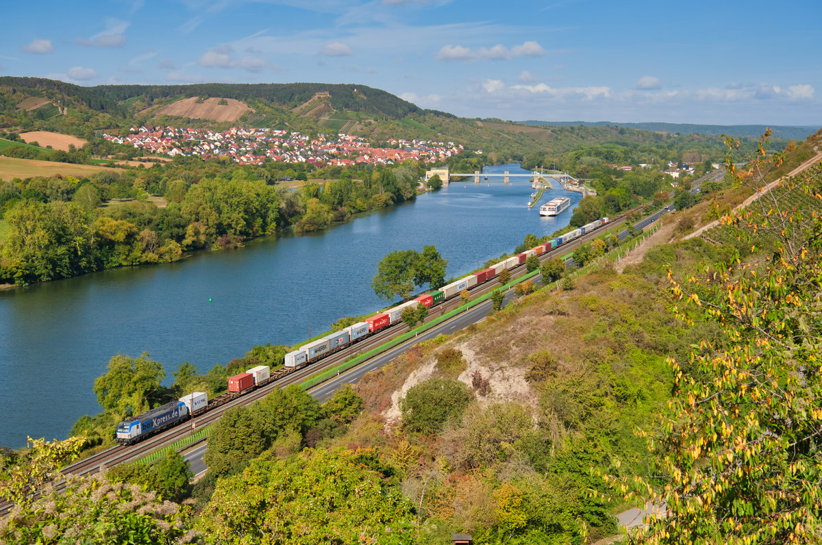 193 859 boxxpress mit einem Containerzug bei Veitshöchheim Richtung Würzburg, 18.09.2019