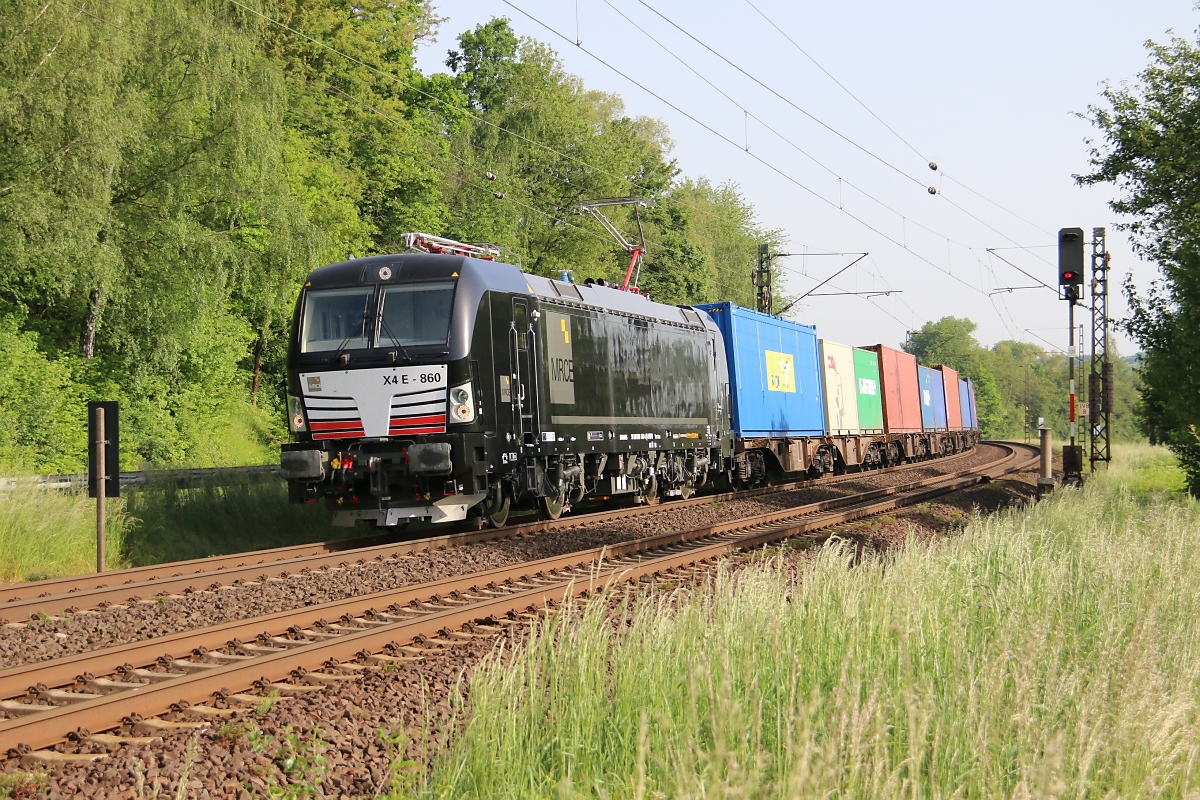 193 860-4 mit Containerzug in Fahrtrichtung Süden. Aufgenommen am 22.05.2014 zwischen Wehretal-Reichensachsen und Eschwege West.