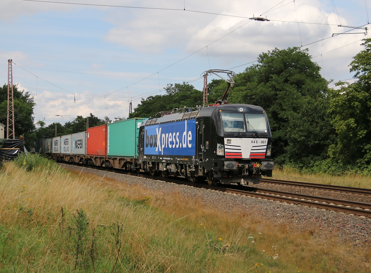 193 861 mit Containerzug in Fahrtrichtung Eystrup. Aufgenommen am 23.07.2015 bei Wahnebergen.