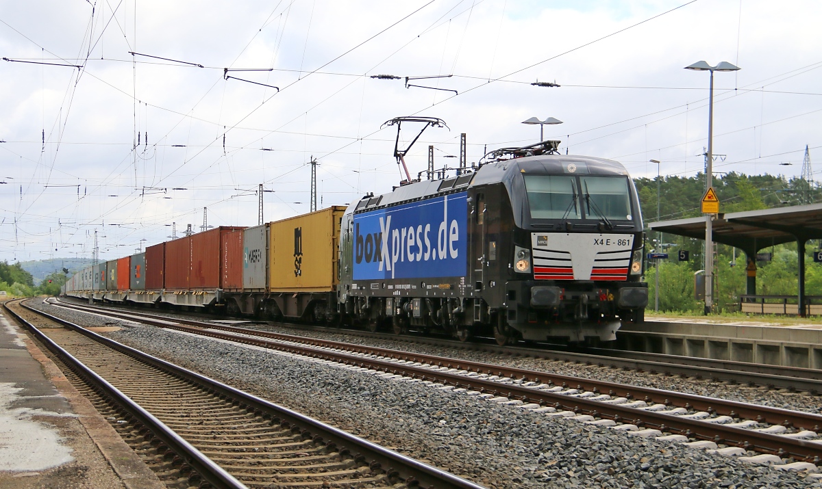 193 861 mit Containerzug in Fahrtrichtung Süden. Aufgenommen in Eichenberg am 28.07.2015.