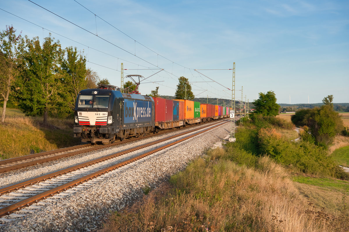 193 861 MRCE/boxxpress mit einem Containerzug bei Oberdachstetten Richtung Würzburg, 19.09.2019