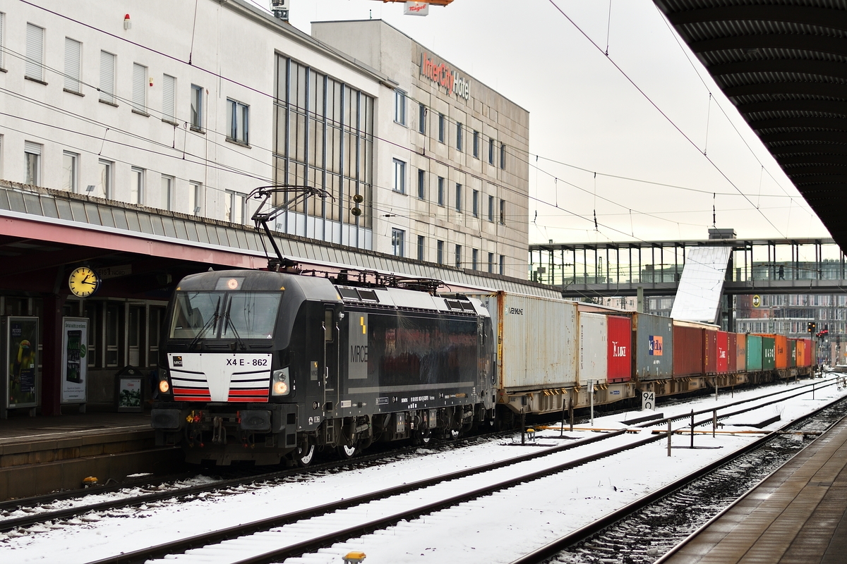 193 862 fuhr am 12. Januar 2018 mit einem Containerzug durch Ulm Hbf nach Beimerstetten.