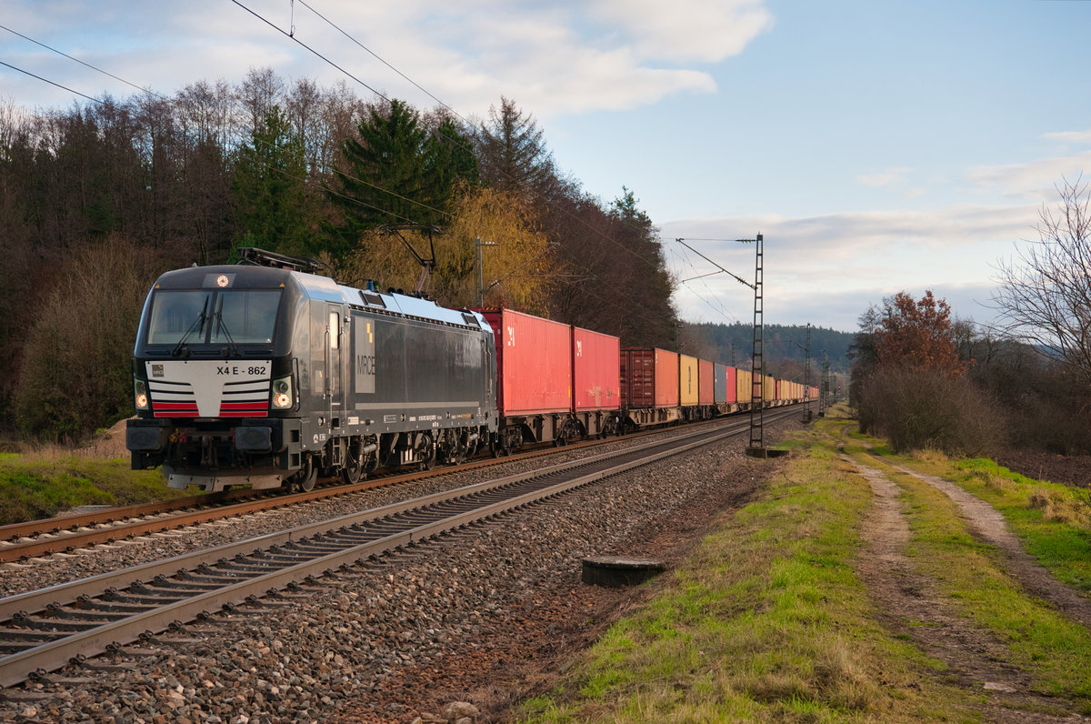 193 862 MRCE mit einem Containerzug bei Postbauer-Heng Richtung Nürnberg, 30.11.2019