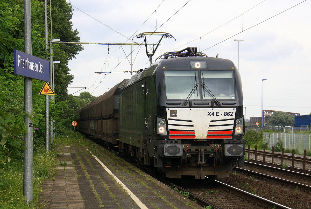 193 862 von MRCE(Vectron) kommt mit einem Kohlenleerzug aus Neunkirchen(Saar) nach Moers(Gbf) und kommt aus Richtung Duisburg-Hochfeld-Süd und fährt durch Duisburg-Rheinhausen-Ost in Richtung Duisburg-Rheinhausen,Rheinhausen.
Aufgenommen vom Bahnsteig in Duisburg-Rheinhausen-Ost. 
Bei Sommerwetter am Nachmittag vom 27.7.2017. 