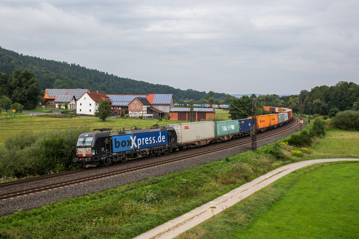 193 863 von boxxpress fährt mit einem Containerzug bei Hermannspiegel in Richtung Fulda, aufgenommen am 10. August 2017.