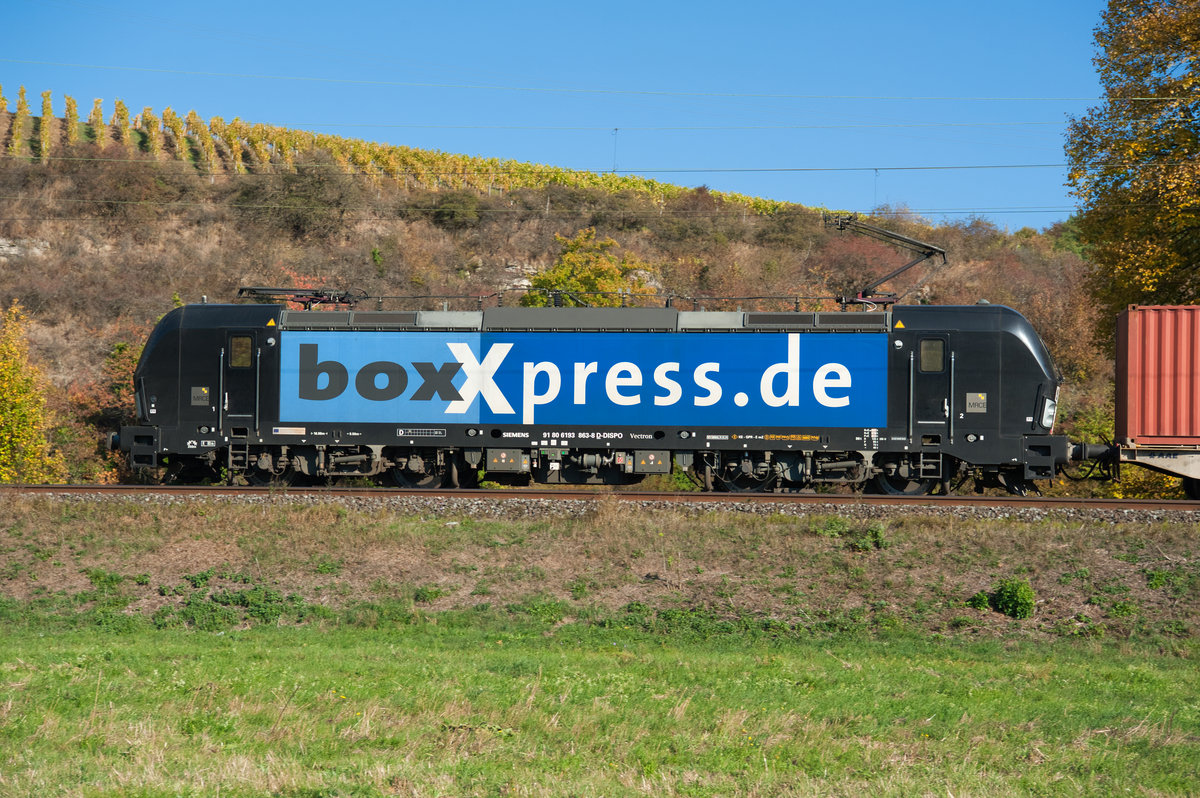 193 863 MRCE/Boxxpress mit einem Containerzug bei Himmelstadt Richtung Gemünden, 13.10.2018