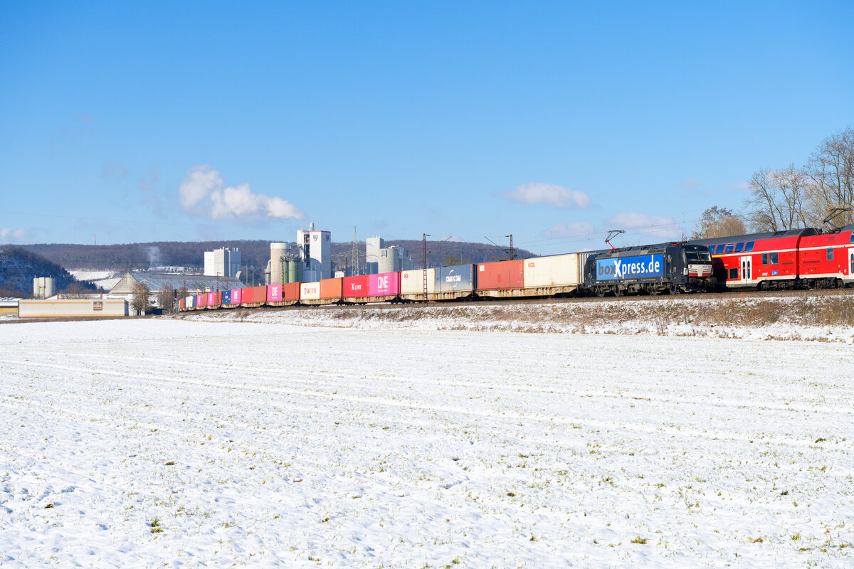 193 863 MRCE/Boxxpress mit einem Containerzug bei Karlstadt Richtung Würzburg, 12.02.2021