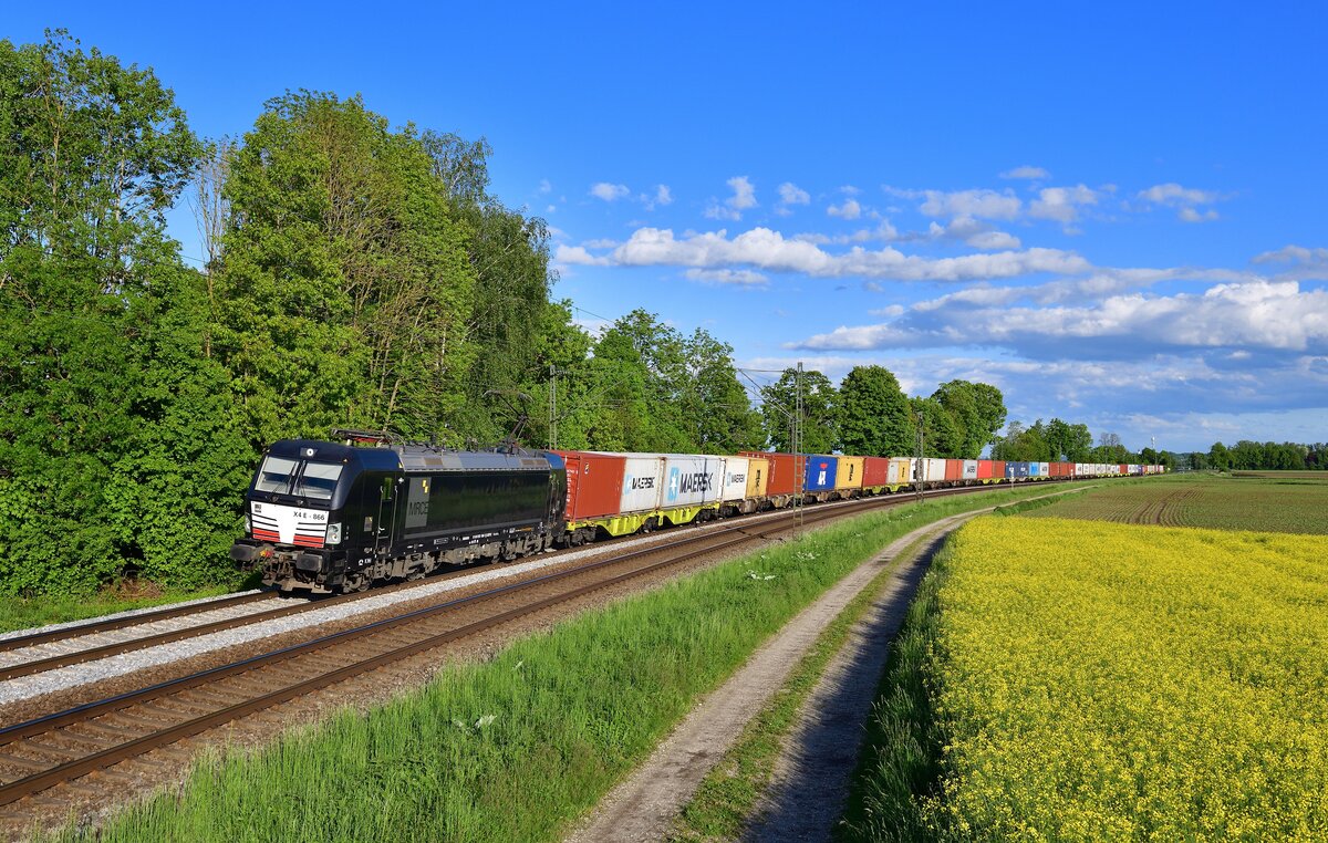 193 866 mit einem Containerzug am 25.05.2021 bei Langenisarhofen. 