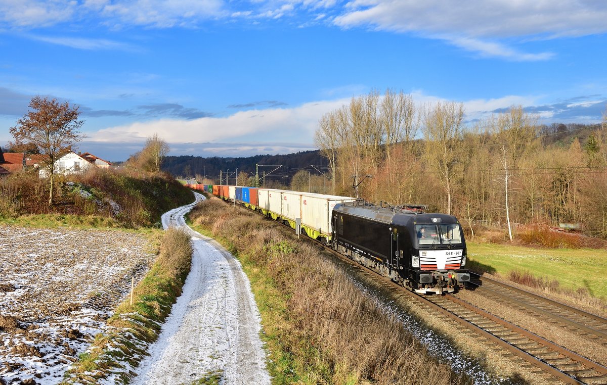 193 867 mit einem Containerzug am 05.12.2020 bei Seestetten.