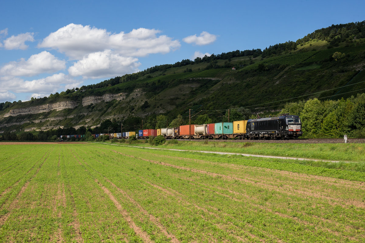 193 870 von Boxxpress fährt mit einem Containerzug bei Thüngersheim in Richtung Würzburg, aufgenommen am 19. August 2017.
