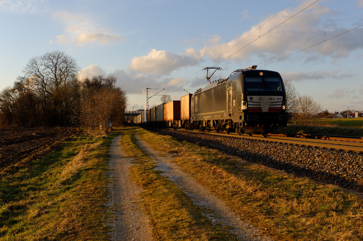 193 870 MRCE mit einem Containerzug bei Postbauer-Heng Richtung Regensburg, 04.03.2020