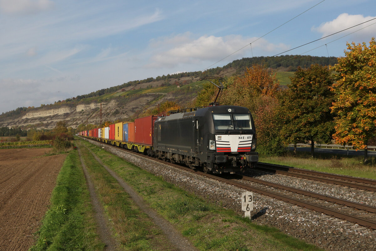 193 871 von  MRCE  mit einem Containerzug am 12. Oktober 2022 bei Thüngersheim im Maintal.