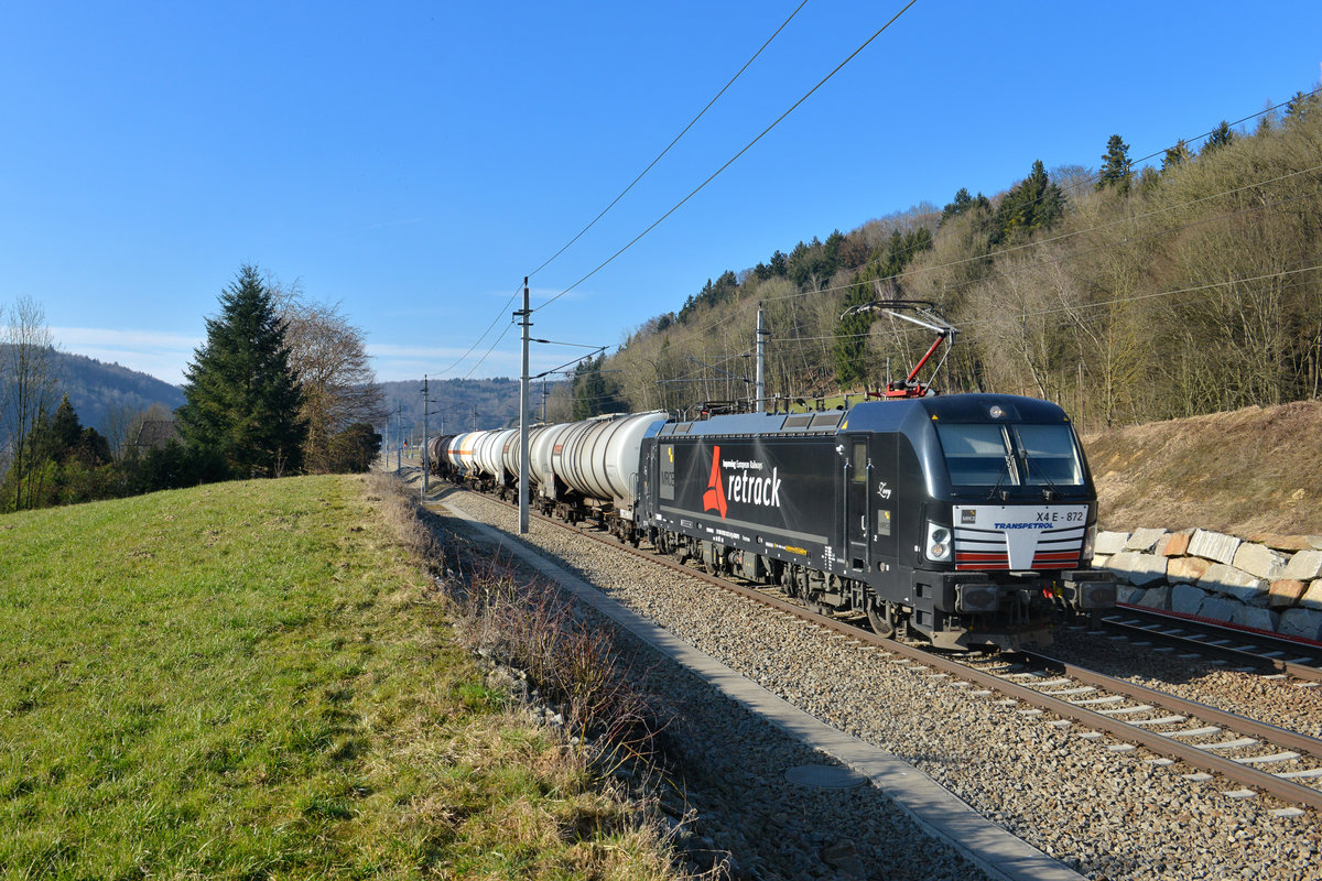 193 872 mit einem Kesselzug am 10.03.2015 bei Wernstein am Inn. 