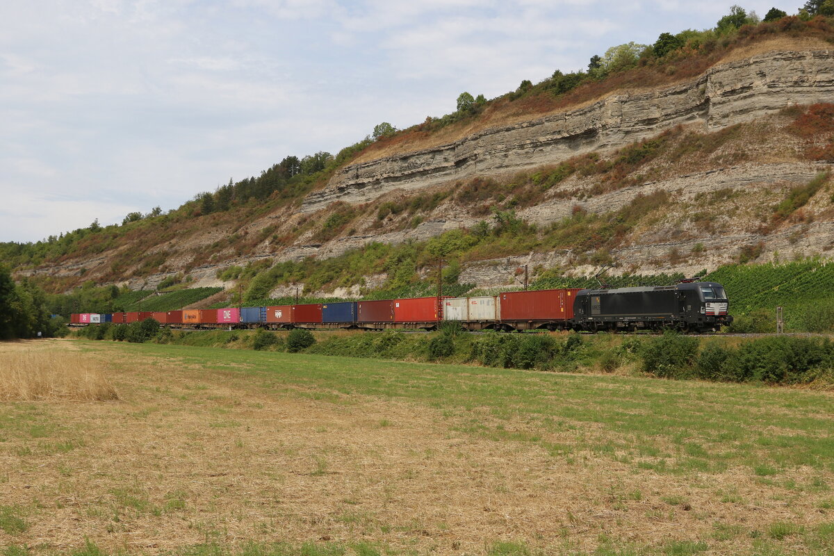 193 872 von  MRCE  war am 6. August 2022 mit einem Containerzug bei Thüngersheim in Richtung Würzburg unterwegs.