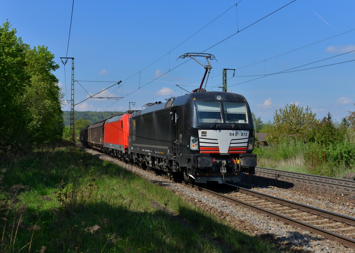 193 873 + 185 406 mit einem Güterzug am 23.04.2014 bei Regensburg-Prüfening.