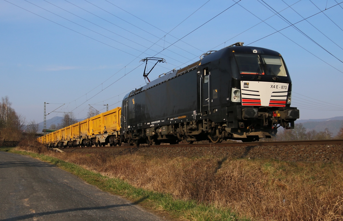 193 873 mit S21 Abraumzug in Fahrtrichtung Süden. Aufgenommen am 17.03.2015 am Umspannwerk Eschwege.