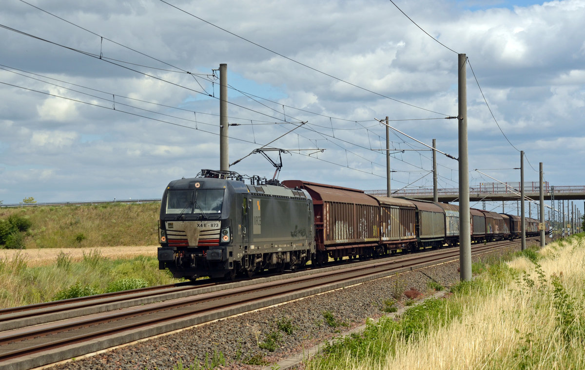 193 873 der MRCE führte am 07.07.20 für ihren Mieter TX den Papierzug aus Rostock durch Brehna Richtung Halle(S); das Ziel des Zuges liegt in Italien. 