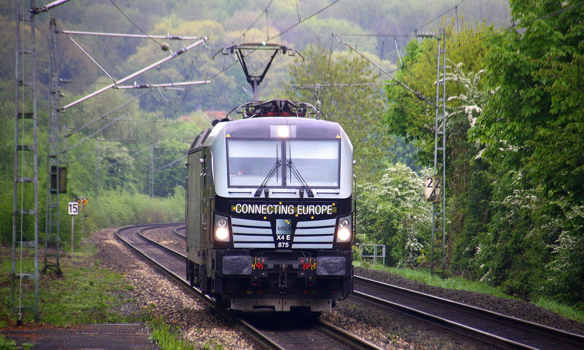 193 875  Connecting Europe   kommt als Lokzug aus Aachen-West(D) nach Krefeld-Hbf und kommt aus Richtung Aachen-Hbf,Aachen-Schanz,Aachen-West,Laurensberg,Richterich,Kohlscheid,Herzogenrath,Hofstadt,Finkenrath,Rimburg und fährt durch Übach-Palenberg in Richtung Zweibrüggen,Frelenberg,Geilenkirchen,Süggerath,Lindern,Brachelen,Hückelhoven-Baal,Baal,Erkelenz,Herrath,Beckrath,Wickrath,Rheydt,Mönchengladbach. Aufgenommen vom Bahnsteig 2 in Übach-Palenberg. Bei Regenwetter am Nachmittag vom 8.5.2017.
