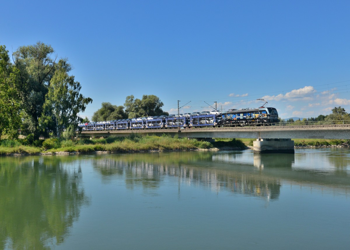 193 875 mit einem Autozug am 05.08.2015 bei Plattling. 