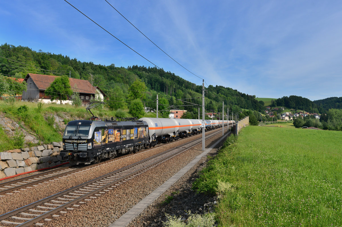193 875 mit einem Gaskesselzug am 08.06.2017 bei Wernstein am Inn. 