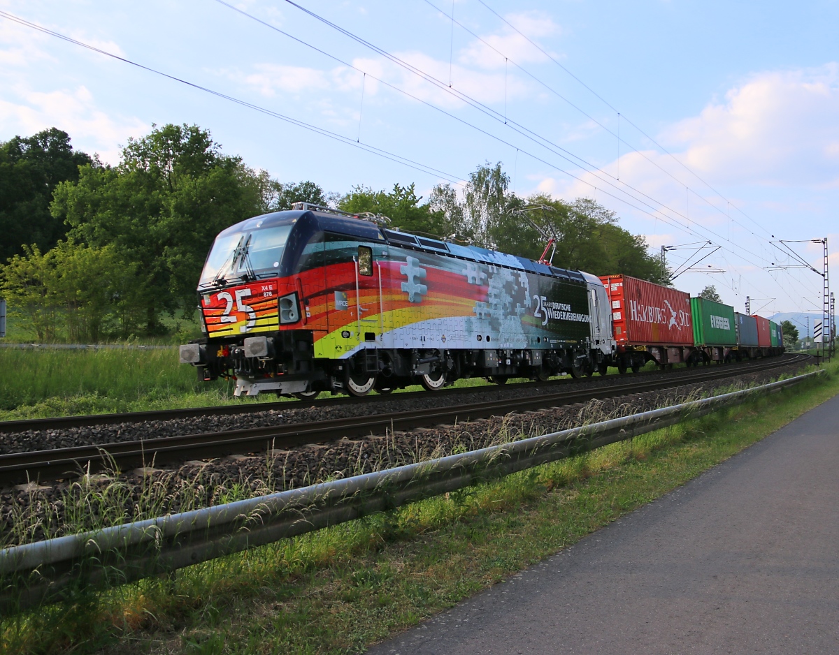 193 876  25 Jahre deutsche Wiedervereinigung  bespannte am 22.05.2015 einen Containerzug in südliche Fahrtrichtung. Aufgenommen in Wehretal-Reichensachsen. 
