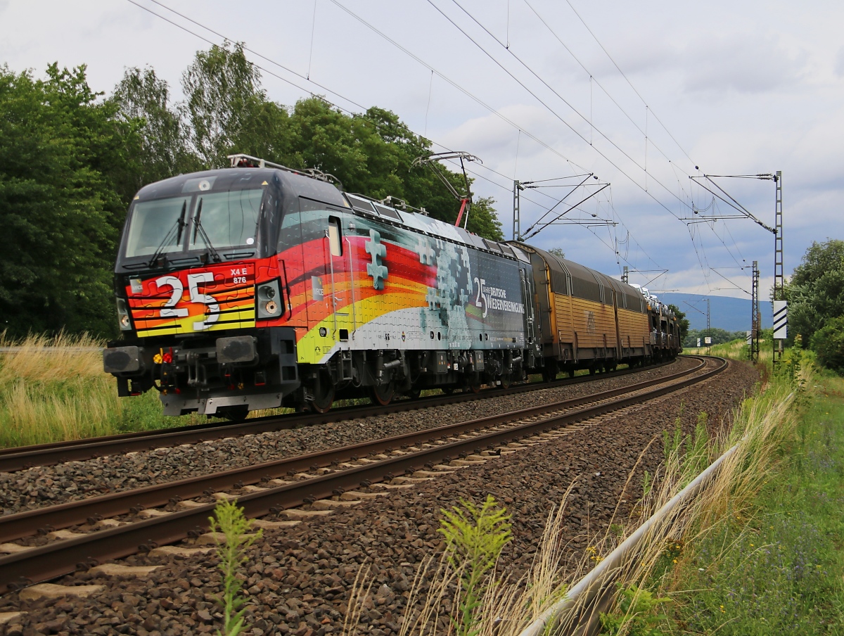 193 876  25 Jahre deutsche Wiedervereinigung  mit geschlossenen ARS-Autotransportwagen in Fahrtrichtung Süden. Aufgenommen bei Wehretal-Reichensachsen am 19.07.2015.