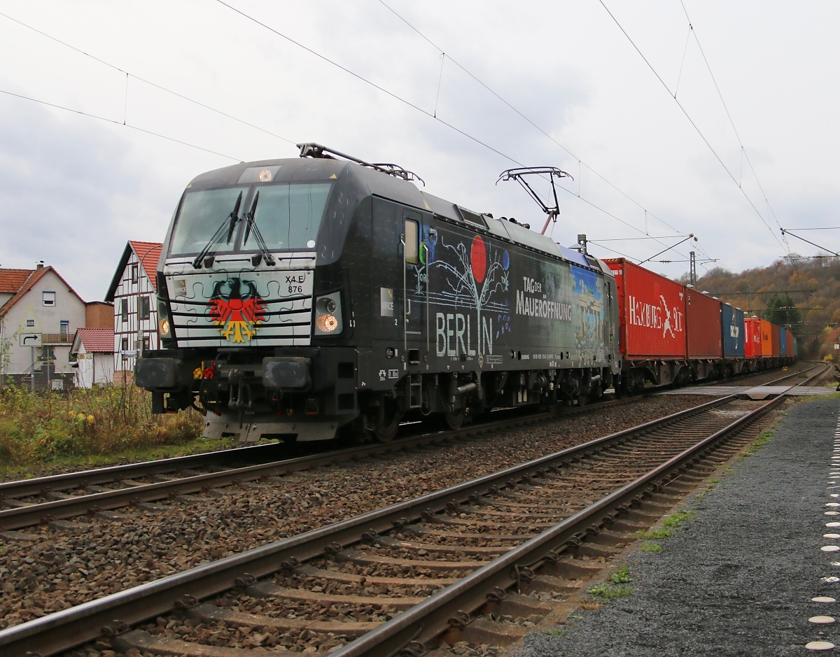 193 876 mit Containerzug in Fahrtrichtung Bebra. Aufgenommen in Lispenhausen am 14.11.2015.
