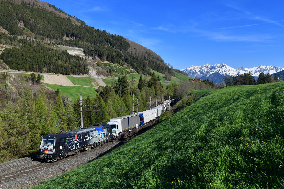 193 876 mit einer RoLa am 21.04.2018 bei Mühlbachl. 