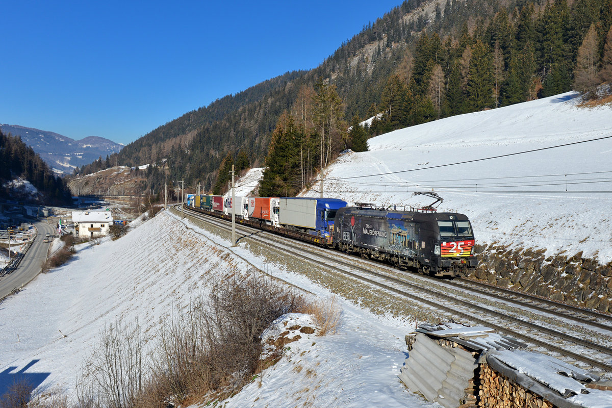 193 876 mit einer RoLa am 15.12.2018 bei Wolf am Brenner. 