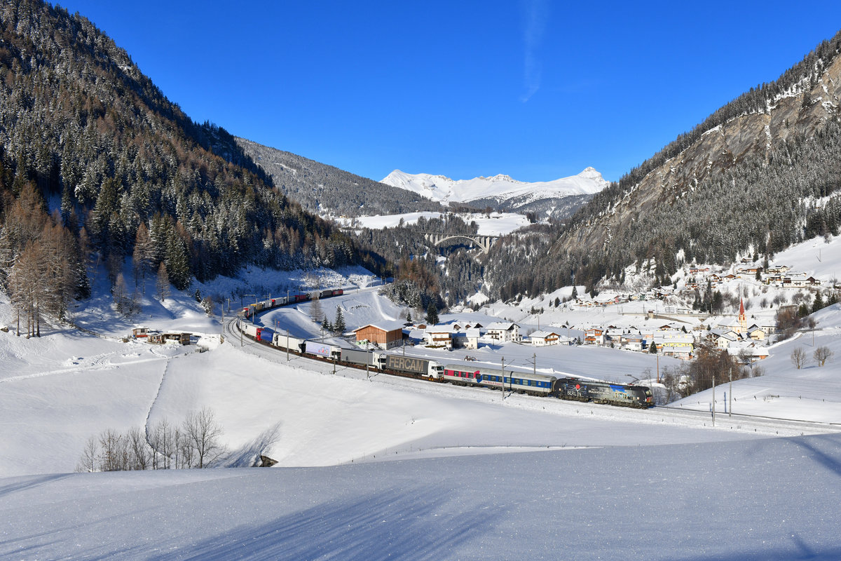 193 876 mit einer RoLa am 06.02.2019 bei St. Jodok am Brenner. 