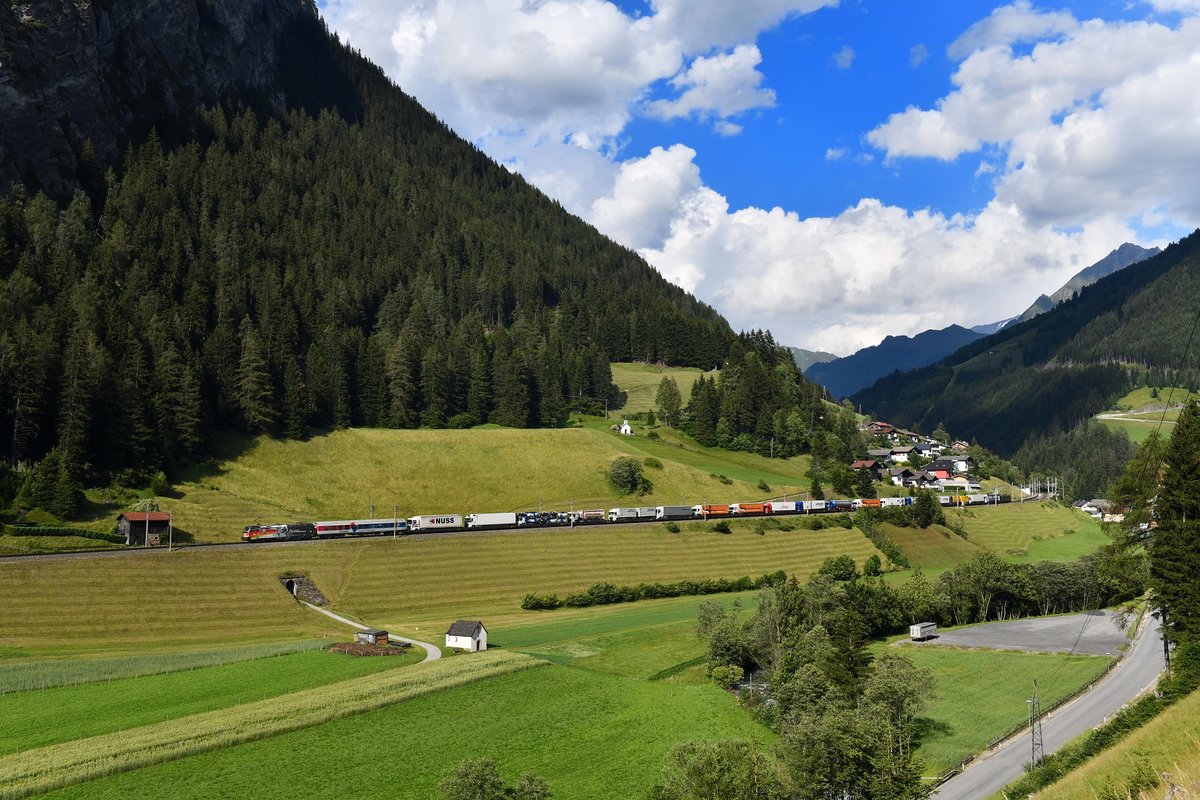 193 876 mit einer RoLa am 30.06.2018 bei St. Jodok am Brenner.