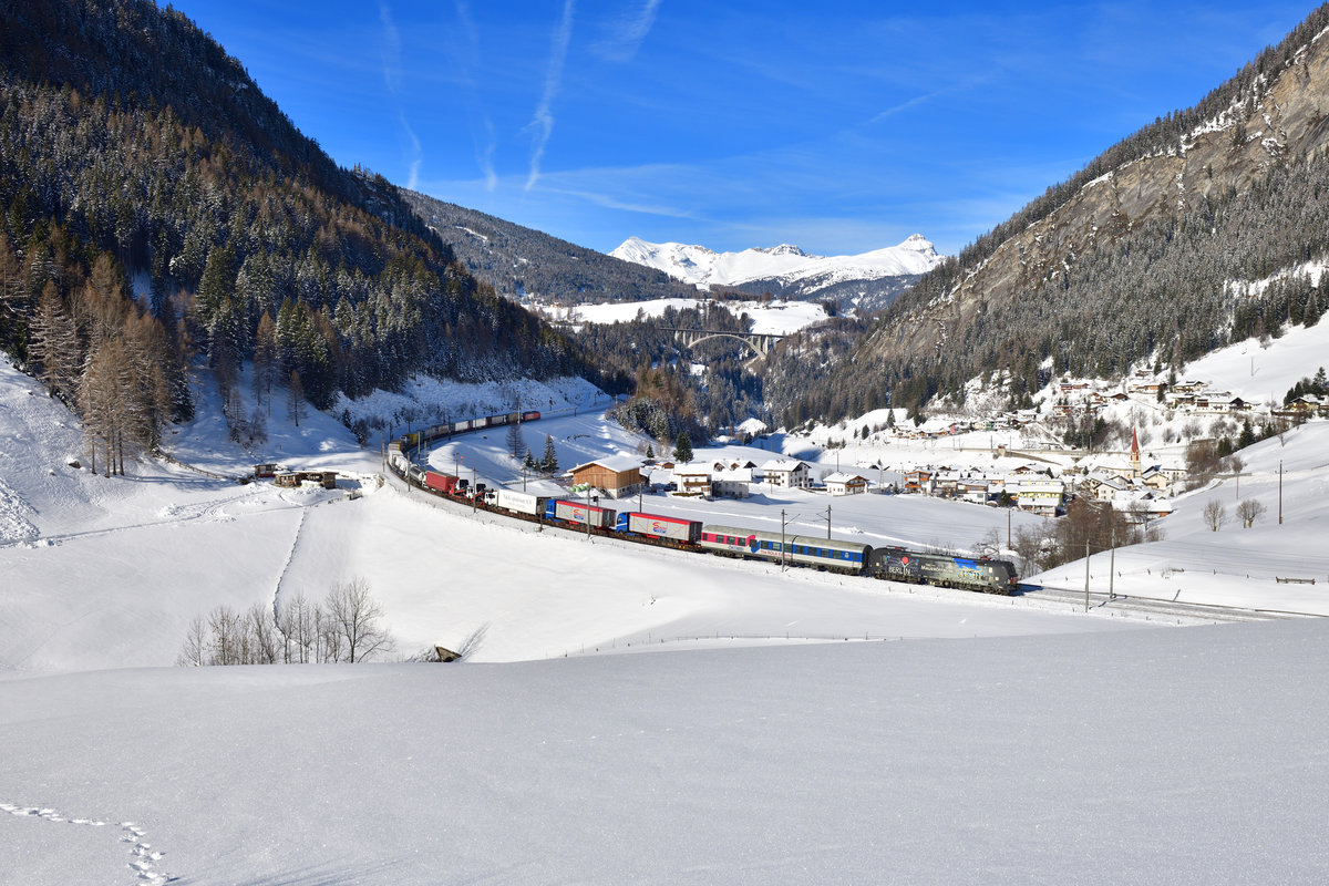 193 876 mit einer RoLa am 06.02.2019 bei St. Jodok am Brenner.