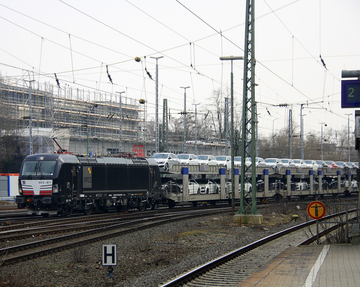 193 877 von MRCE kommt aus Richtung Köln,Aachen-Hbf,Aachen-Schanz, mit einem sehr langen Mercedes-Autozug aus Kornwestheim nach Zeebrugge-Ramskapelle(B) und fährt in Aachen-West ein.
 Aufgenommen vom Bahnsteig in Aachen-West am 14.3.2015.