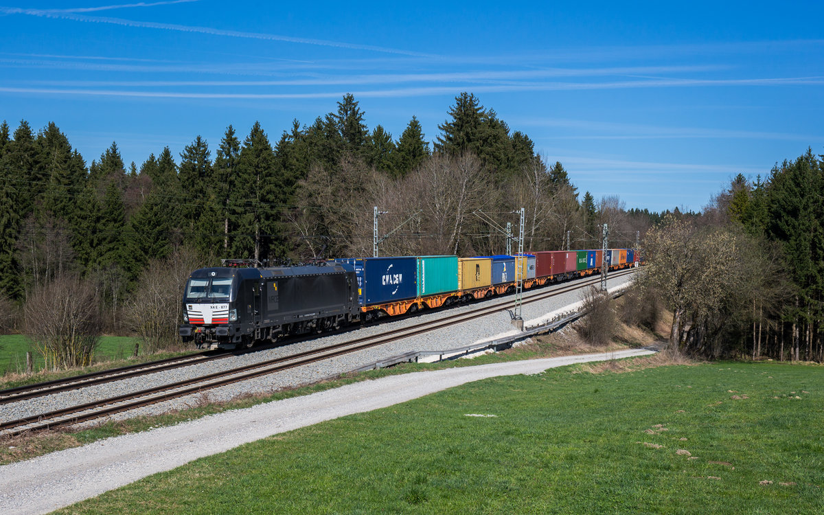 193 877 der WLC fährt mit einem umgeleiteten Containerzug bei Grabenstätt in Richtung München, aufgenommen am 26. März 2017.