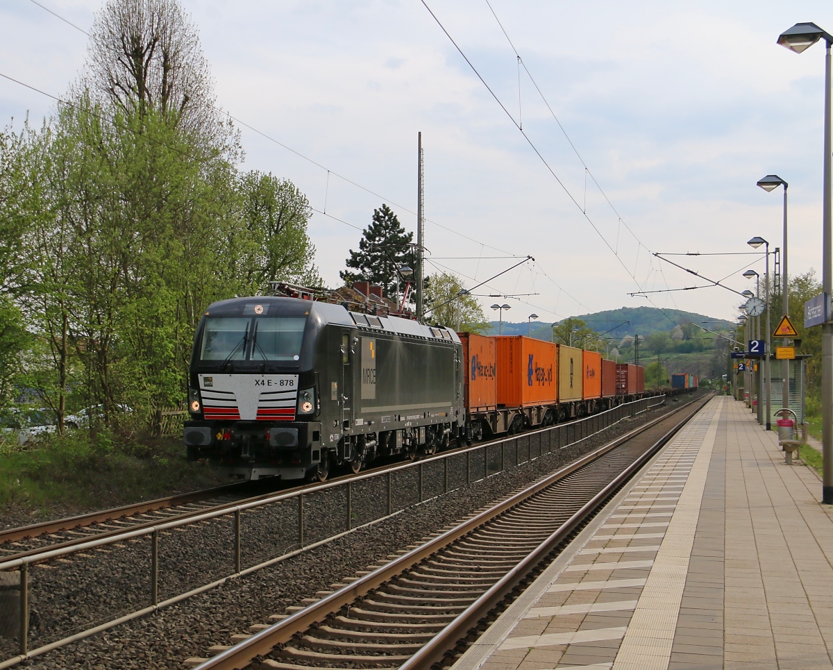 193 878 mit Containerzug in Fahrtrichtung Norden. Aufgenommen in Wehretal-Reichensachsen am 29.04.2015.