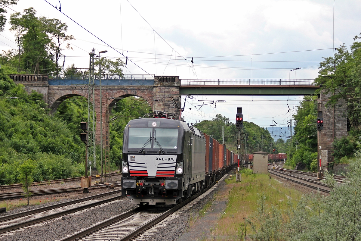193 878 der MRCE bei der Einfahrt in Eichenberg. 19.06.2015