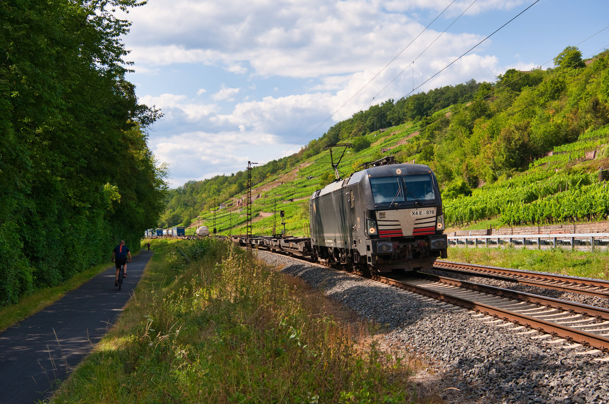 193 878 von MRCE mit einem schwach ausgelasteten KLV-Zug bei Gambach Richtung Süden, 01.08.2019