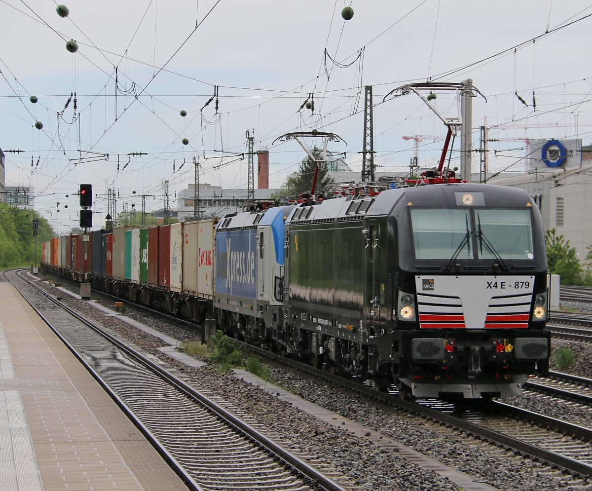 193 879 in Doppeltraktion mit 193 882 und Containerzug bei der Durchfahrt durch die Station München-Heimeranplatz. Aufgenommen am 06.05.2015.