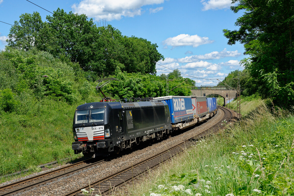 193 879 mit einem Routier KLV-Zug bei Postbauer-Heng Richtung Nürnberg, 26.06.2020