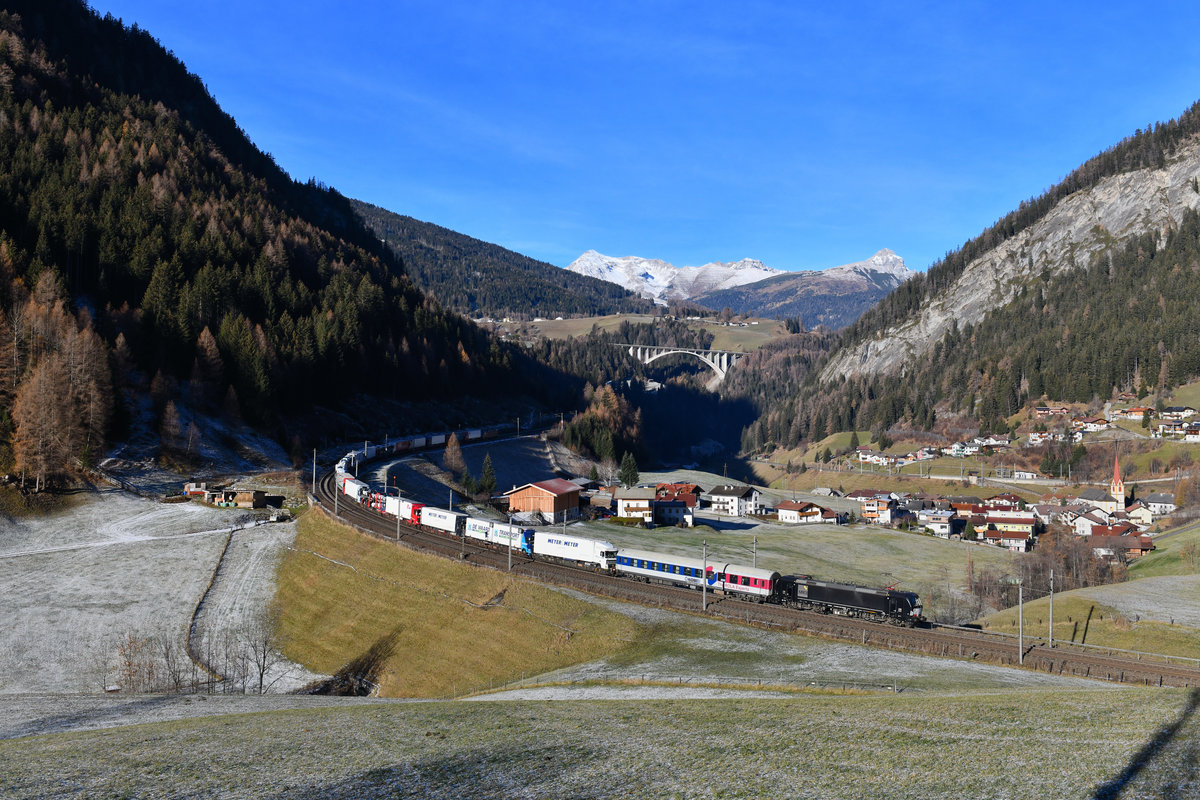 193 879 mit einer RoLa am 21.11.2018 bei St. Jodok am Brenner. 